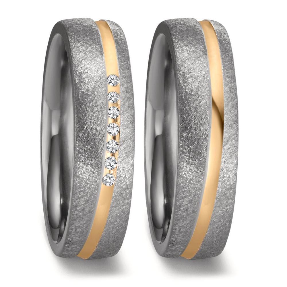 Partnerring Dieser elegante Damen-Partnerring vereint handgeschmiedetes 999er Tantal mit einem schmalen Streifen aus 750er Gelbgold. Sechs funkelnde Diamanten setzen dezente Akzente und verleihen dem Ring eine zeitlose Schönheit. Perfekt für besondere Momente und als Symbol der Verbundenheit. 52702/009/007/X701