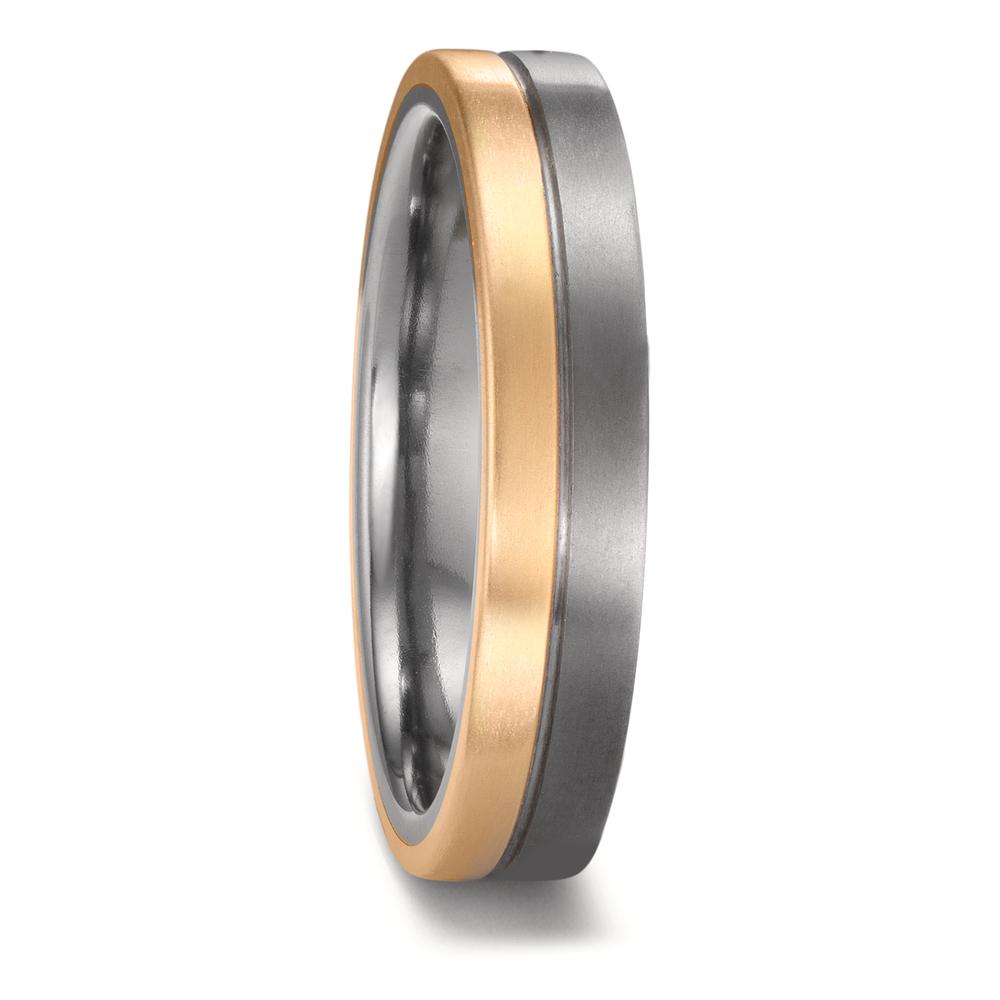Partnerring Dieser TeNo-Manufaktur-Ring aus Tantal und 18 Karat Gold setzt mit seinem zeitlosen Design neue Maßstäbe. Tantal ist das seltenste Metall im Sonnensystem und sehr robust, was den Ring besonders langlebig macht. Die Kombination aus Material und Farbkontrast schafft eine einzigartige Ausstrahlung, die perfekt für Paare ist, die sich von traditionellen Goldringen abheben möchten. 52703/001/000/X701
