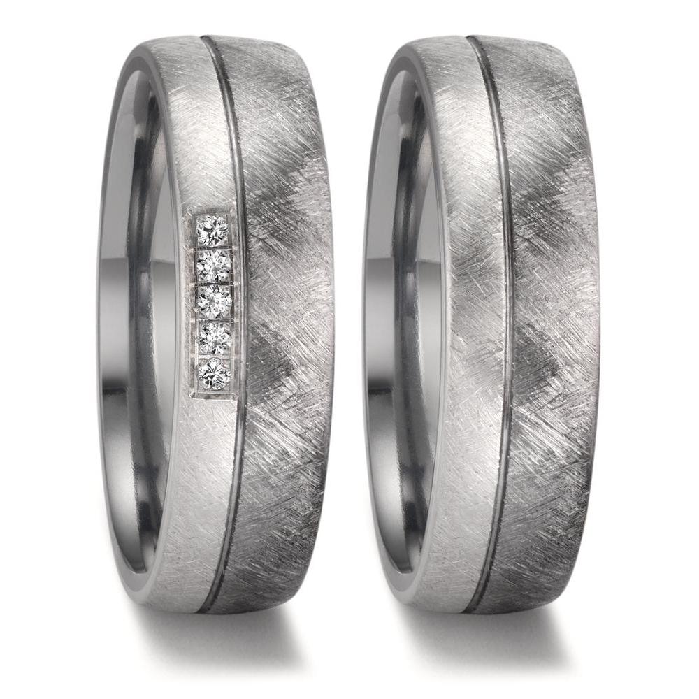 Partnerring Dieser TeNo Design Ehering aus Tantal 999 und Platin 950 ist einzigartig und unverwechselbar. Das schiefergraue Tantal ist dicht und schwer, was dem Ring eine beispiellose Haptik verleiht. Mit funkelnden Diamanten im Gesamtgewicht von 0.05 Carat ist dieser Trauring aus der TeNo Avantgarde Kollektion ein echter Hingucker. Von erfahrenen Goldschmieden in Deutschland handgefertigt. 52705/025/005/XP02