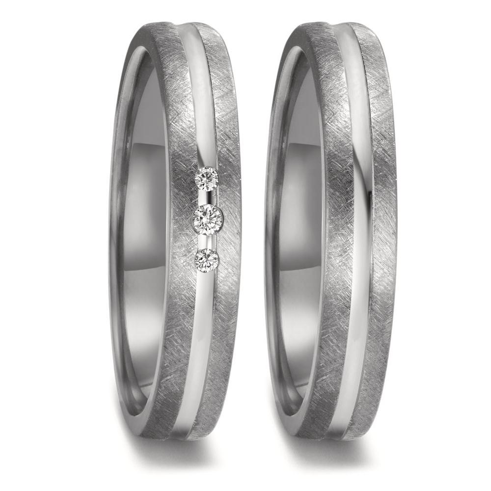 Partnerring Die TeNo Avantgarde Kollektion bietet hochwertige und langlebige Trauringe aus Tantal und Platin 950. Der solide Tantalring in 4 mm Breite ist mit tief eingesetzten Streifen aus Platin 950 und funkelnden Diamanten gestaltet und bietet ein einzigartiges und zeitloses Design. Wenn Sie nach einem widerstandsfähigen Material für Ihre Eheringe suchen, dann ist Tantal eine ausgezeichnete Wahl.  52713/010/004/XP02