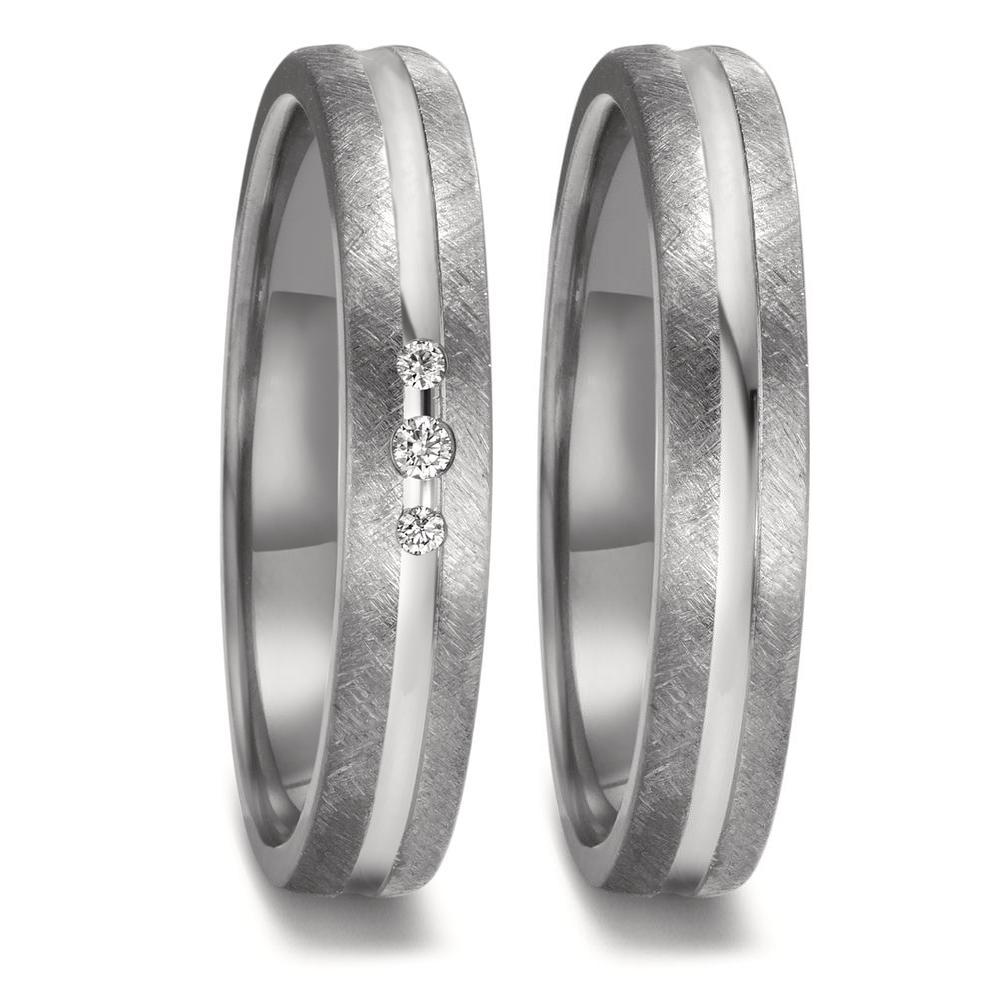 Partnerring Eleganter Damen-Partnerring aus hochwertigem 999er Tantal und 950er Platin. Die Kombination aus mattem und glänzendem Finish verleiht dem Ring Tiefe und Charakter. Drei funkelnde Diamanten setzen edle Akzente und machen ihn zum perfekten Symbol für besondere Momente. 52713/010/004/XP02