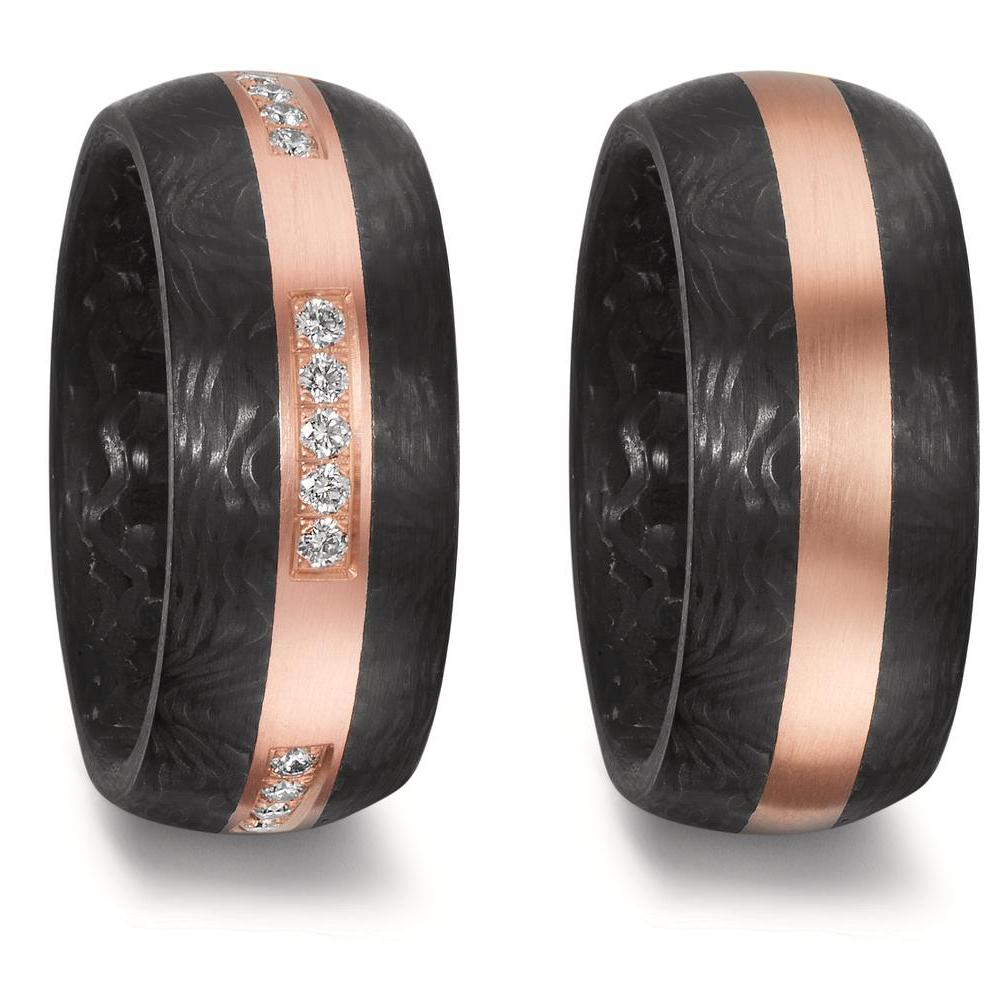 Partnerring Eleganter Damen-Partnerring aus edlem Carbon mit einem Mittelsteg aus 750er Rotgold. Verziert mit funkelnden Diamanten, vereint dieser Ring moderne Leichtigkeit und zeitlose Eleganz – perfekt für besondere Momente und als Symbol der Verbundenheit. 50002/001/050/N759