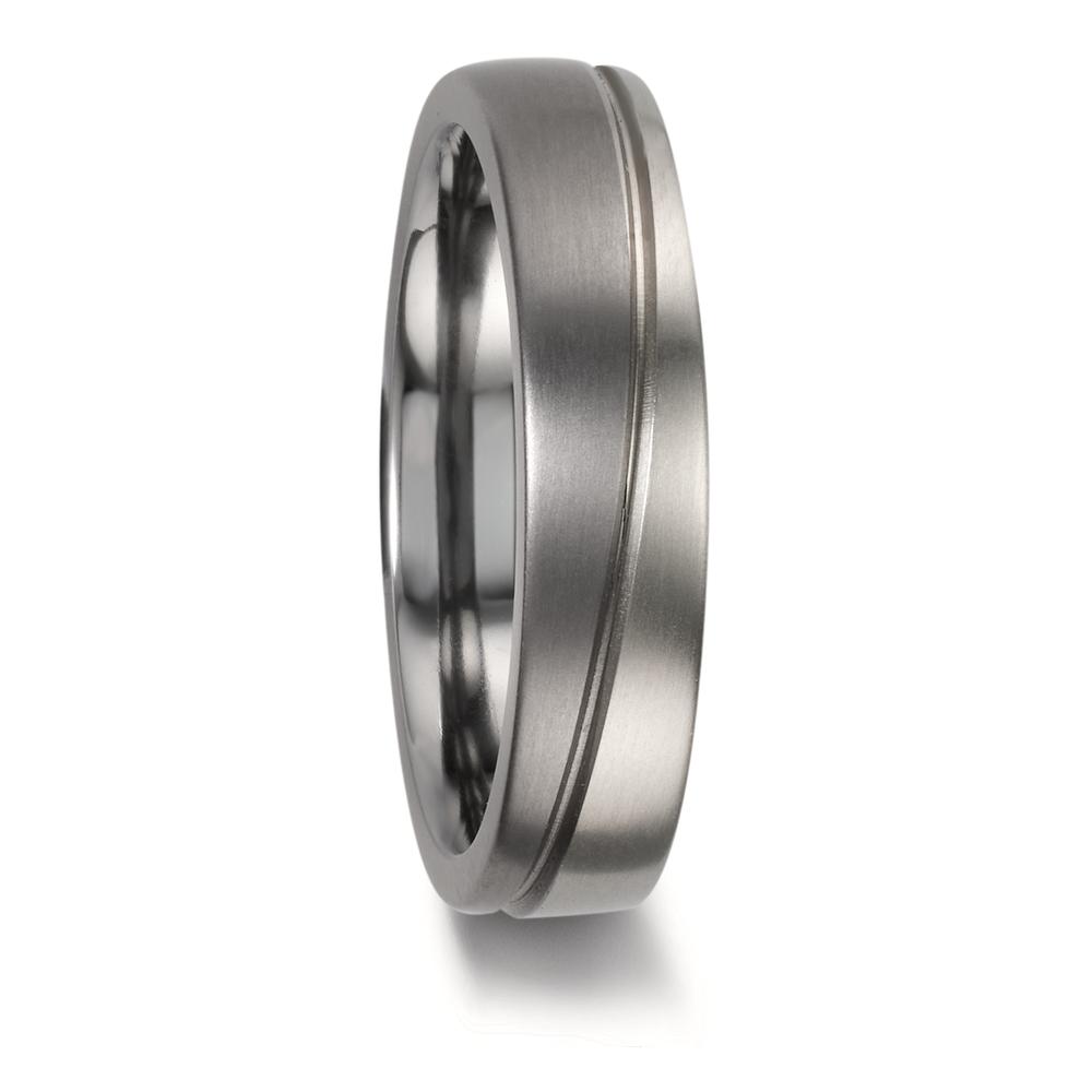 Partnerring Moderner Herren Partnerring aus 999er Tantal mit einer eleganten, eingelassenen Linie aus 950er Platin. Der Ring besticht durch seine matte Oberfläche in Kombination mit dem edlen Platin-Dekor und steht für zeitlose Eleganz und besondere Beständigkeit – perfekt für den besonderen Anlass. 50004/001/000/XP02