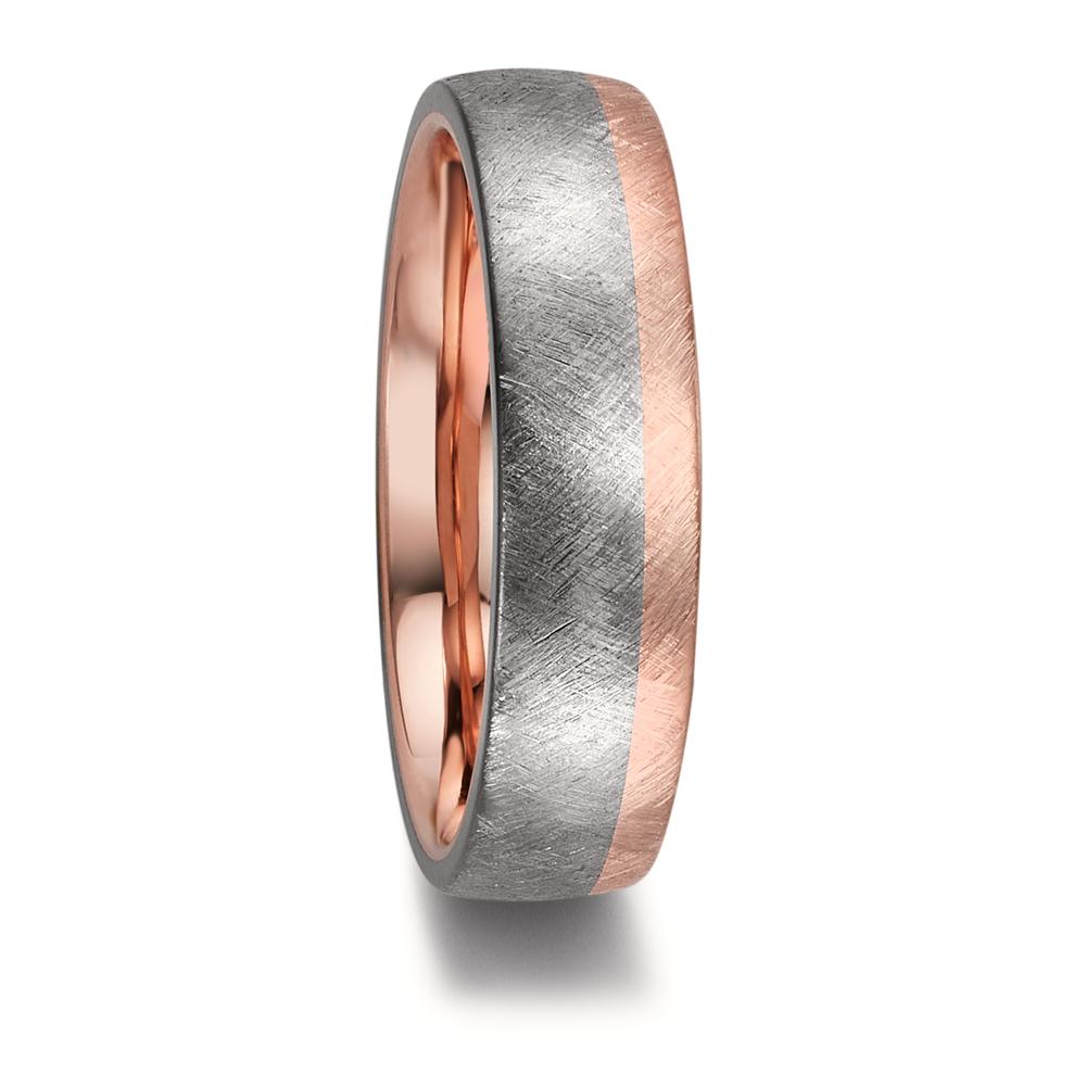 Partnerring Dieser Herren-Partnerring vereint edles 999er Tantal mit warmem 750er Rotgold. Die matte Oberfläche sorgt für einen modernen Look, während das hochwertige Material für außergewöhnliche Langlebigkeit und Tragekomfort steht. Ein stilvolles Symbol für Verbindung und Stil. 50005/025/000/X703