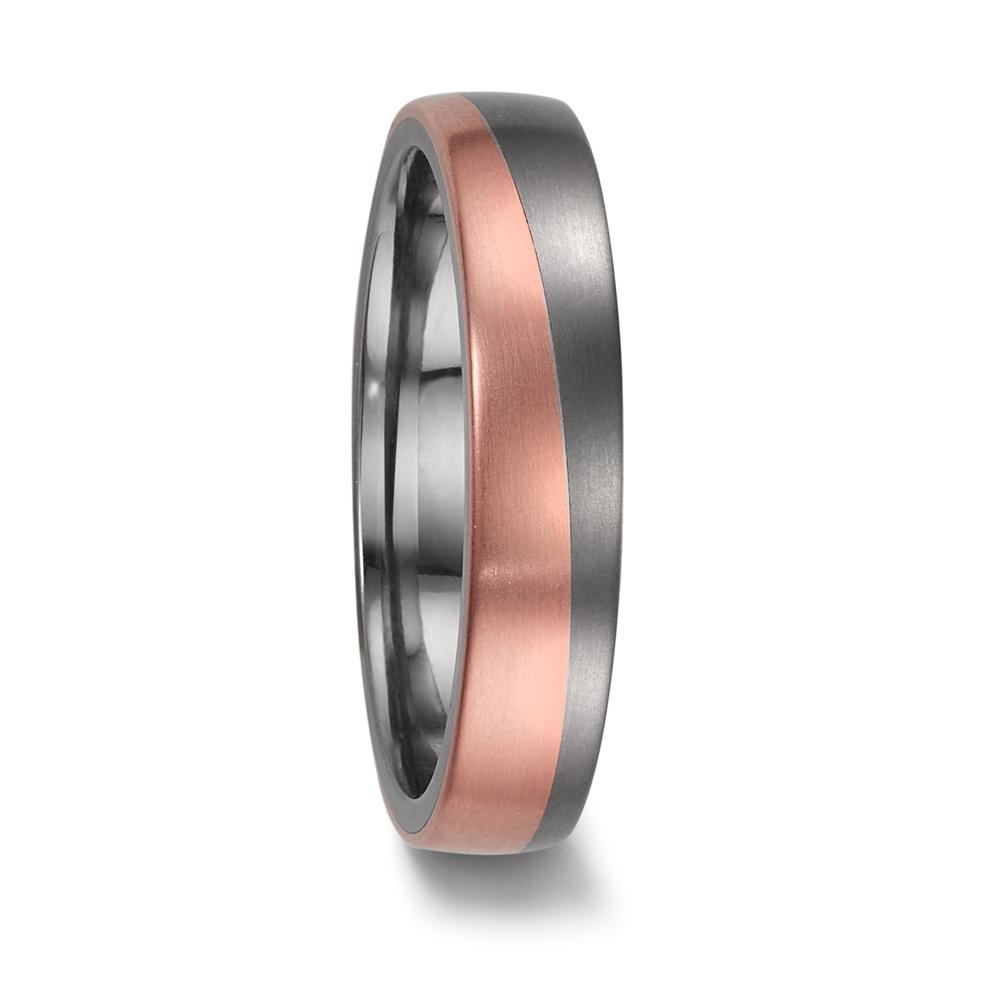 Partnerring Moderner Herren-Partnerring aus hochwertigem 999 Tantal und edlem 750 Rotgold. Die Kombination der Materialien verleiht dem Ring eine außergewöhnliche Eleganz und Robustheit. Perfekt für Paare, die Stil und Beständigkeit verbinden möchten. 50009/001/000/X703