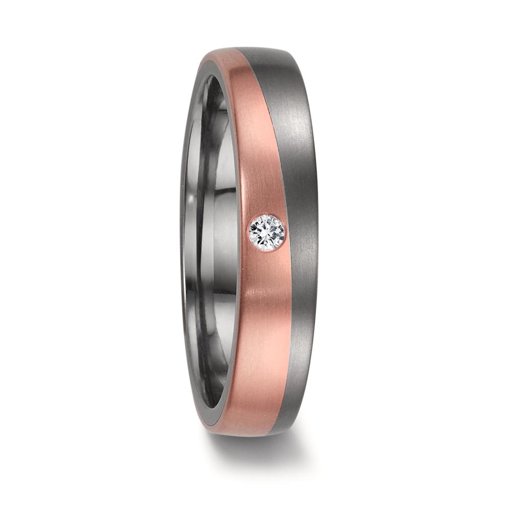 Partnerring Eleganter Damen-Partnerring aus hochwertigem 999 Tantal und 750 Rotgold. Das bicolore Design verbindet moderne Vielfalt mit zeitloser Eleganz. Veredelt wird der Ring durch einen funkelnden Diamanten, der für besonderen Glanz und Wertigkeit sorgt – ein perfektes Symbol für Liebe und Verbundenheit. 50009/001/004/X703