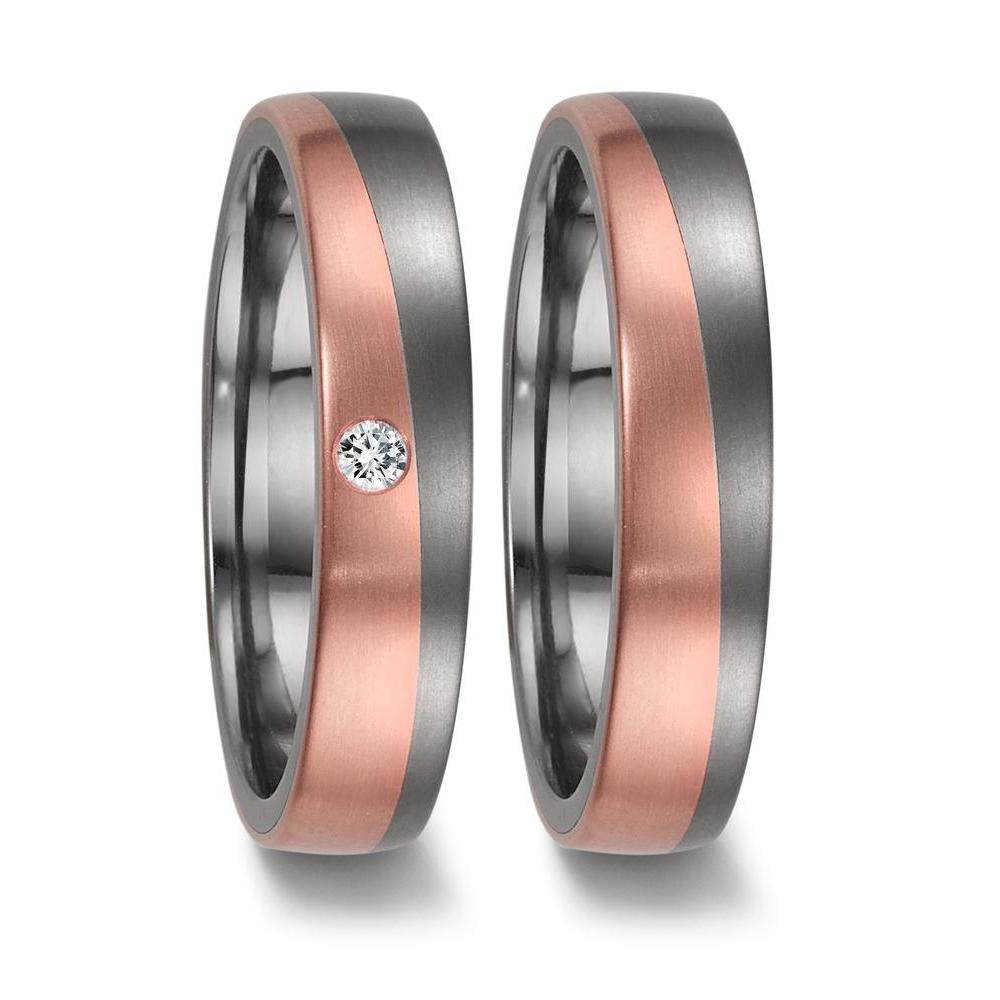 Partnerring Eleganter Damen-Partnerring aus hochwertigem 999 Tantal und 750 Rotgold. Das bicolore Design verbindet moderne Vielfalt mit zeitloser Eleganz. Veredelt wird der Ring durch einen funkelnden Diamanten, der für besonderen Glanz und Wertigkeit sorgt – ein perfektes Symbol für Liebe und Verbundenheit. 50009/001/004/X703