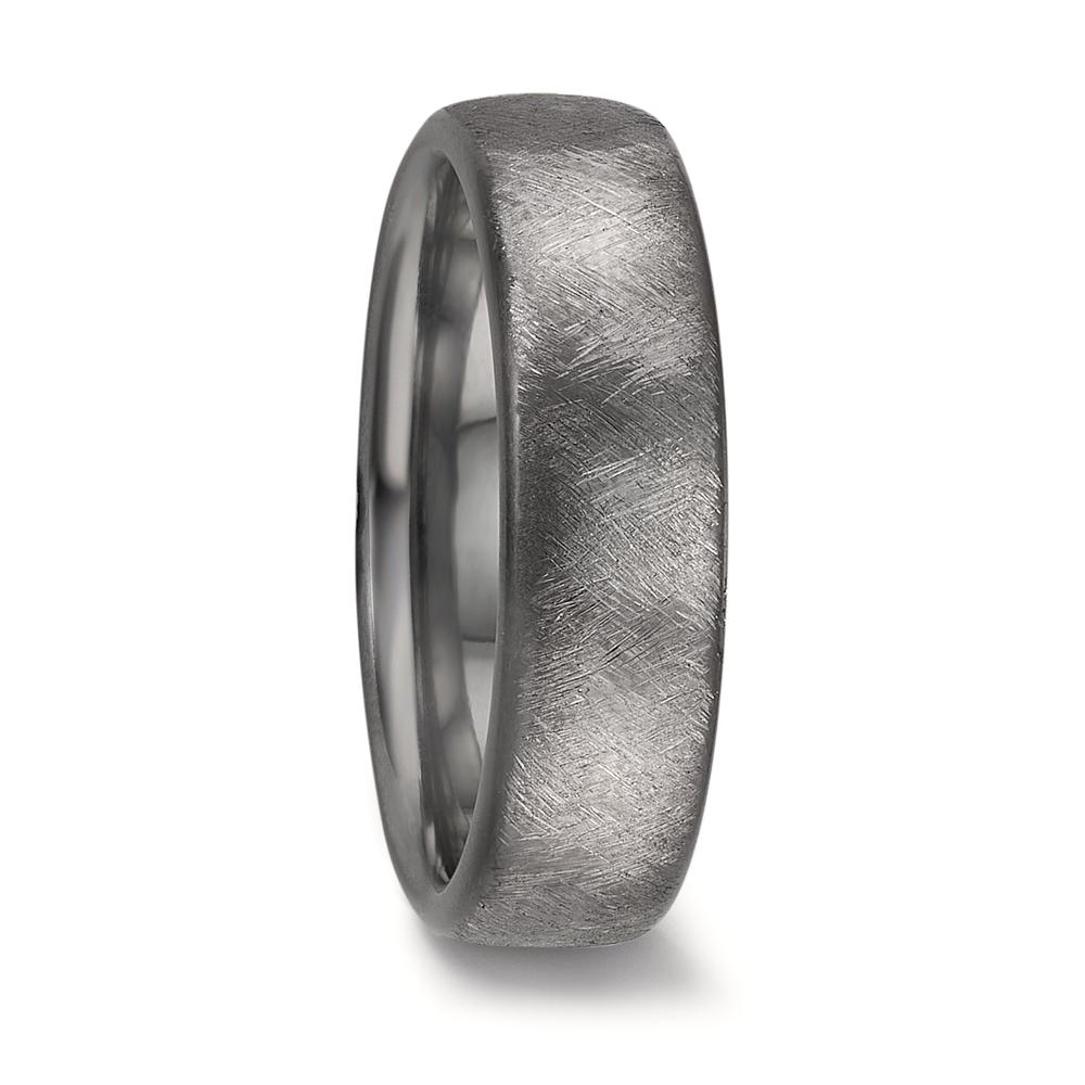 Partnerring Dieser Herren-Partnerring aus 999er Tantal besticht durch seine einzigartige, matte Oberfläche mit feinen Strukturen. Das robuste und allergiefreie Edelmetall sorgt für hohen Tragekomfort und Langlebigkeit – ein zeitloses Symbol der Verbundenheit für den modernen Mann. 50011/025/000/X000