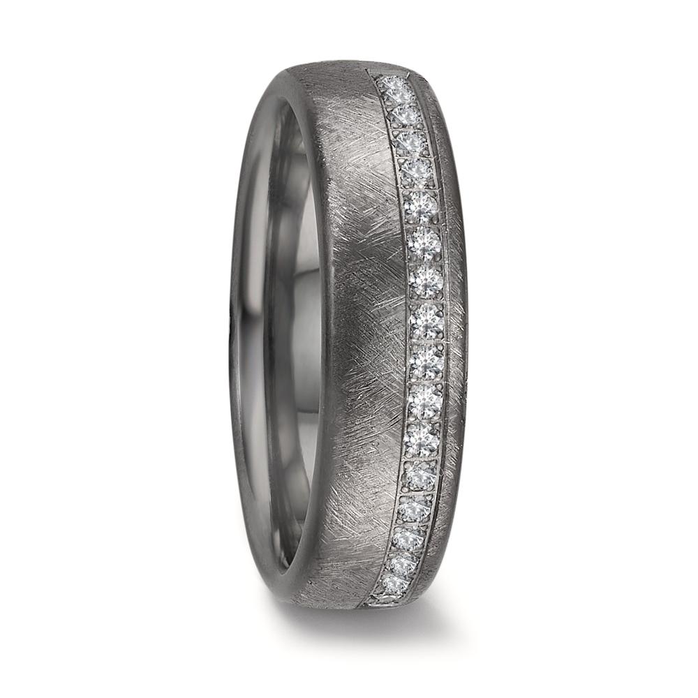 Partnerring Eleganter Damen-Partnerring aus hochwertigem Tantal mit einer Reihe brillanter Diamanten, die dem Ring zeitlose Schönheit und edlen Glanz verleihen. Perfekt für Paare, die beständige Liebe stilvoll symbolisieren möchten. Robust, modern und außergewöhnlich. 50011/025/023/X000