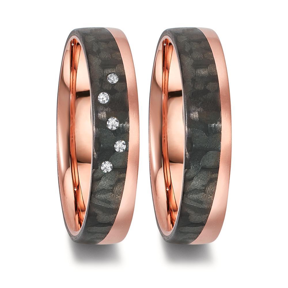Partnerring Eleganter Damen-Partnerring aus 750er Rotgold, kombiniert mit modernem Carbon für ein stilvolles Design. Veredelt wird der Ring durch fünf funkelnde Diamanten, die für besondere Akzente sorgen. Perfekt für Paare, die zeitlose Eleganz mit innovativen Materialien schätzen. 50015/001/005/7N59