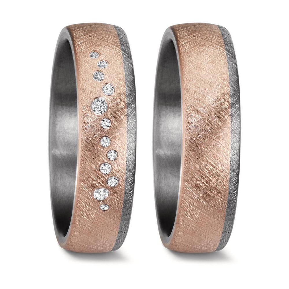 Partnerring Champagnergold in Kombination mit dunklem Tantal verleiht diesem Damen-Partnerring eine edle, moderne Note. Der zarte Roségoldton mit einem Hauch von hellem Beige – warm, natürlich und dezent – ist ideal für alle, die eine zurückhaltende Eleganz bevorzugen. Die funkelnden Diamanten erinnern an das Leuchten eines klaren Sternenhimmels und betonen die moderne, zeitlose Ausstrahlung des Designs.