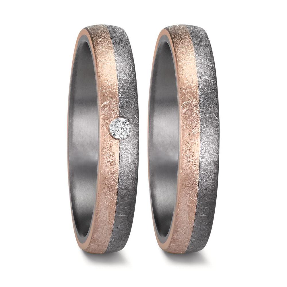 Partnerring Champagnergold in Kombination mit widerstandsfähigem Tantal verleiht diesem Partnerring eine elegante, moderne Ausstrahlung. Der feine Roségoldton zeigt sich in einem hellen Beige mit warmem Unterton – dezent, natürlich und perfekt für einen stilvollen, zurückhaltenden Look. Die zweifarbige, matt schimmernde Oberfläche unterstreicht das zeitgemäße Design und sorgt für eine harmonische Balance aus Stärke und Feinsinn. Ein funkelnder Diamant rundet das Gesamtbild subtil ab.