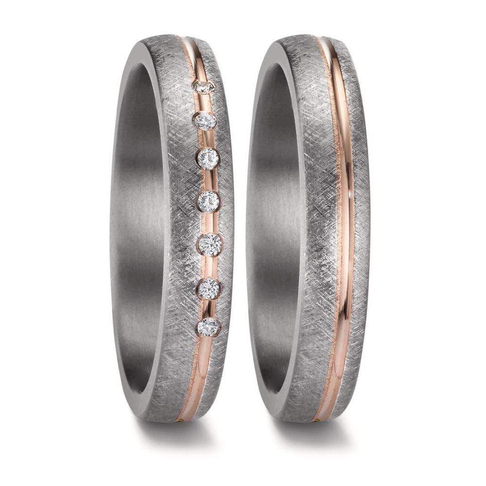 Partnerring Champagnergold trifft auf robustes Tantal und macht diesen Partnerring zu einem modernen Statement mit warmer Ausstrahlung. Ein feines Inlay in zartem Roségoldton mit einem Hauch von hellem Beige verleiht dem Design Leichtigkeit und Charakter. Sieben funkelnde Diamanten sorgen für subtile Highlights, während die matte Oberfläche den klaren Look unterstreicht. Ein stilvolles Symbol für Verbundenheit – zeitlos, unaufdringlich, besonders.