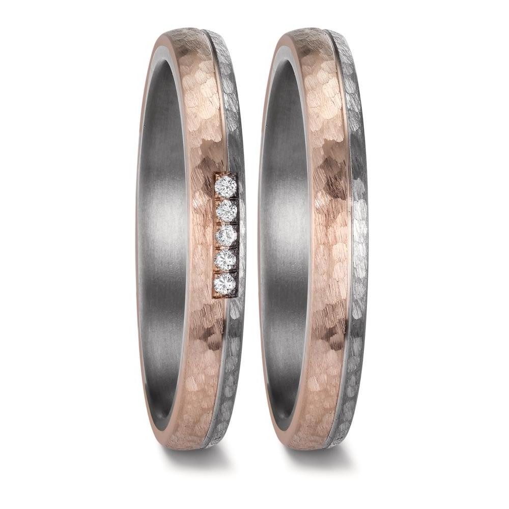 Partnerring Champagnergold verleiht diesem modernen Partnerring aus hochwertigem Tantal eine stilvolle, warme Note. Der Farbton zeigt sich in einem zarten Roségold mit einem Hauch von hellem Beige – dezent, natürlich und charaktervoll. Die besondere Hammerschlag-Oberfläche betont das markante Design. Fünf fein gefasste Diamanten setzen dezente Glanzpunkte – ein starker Ausdruck von Stil und Verbundenheit.