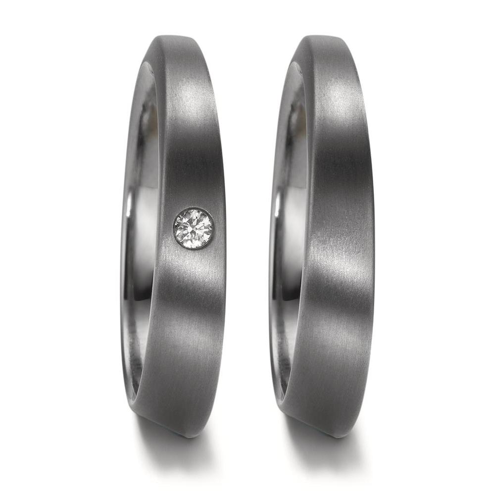 Partnerring Eleganter Damen-Partnerring aus robustem Tantal mit mattierter Oberfläche. Ein strahlender Diamant ist dezent eingearbeitet und verleiht dem Ring zeitlose Schönheit und edlen Glanz. Perfekt als Symbol für Verbundenheit und Stil. 52726/001/003/X000