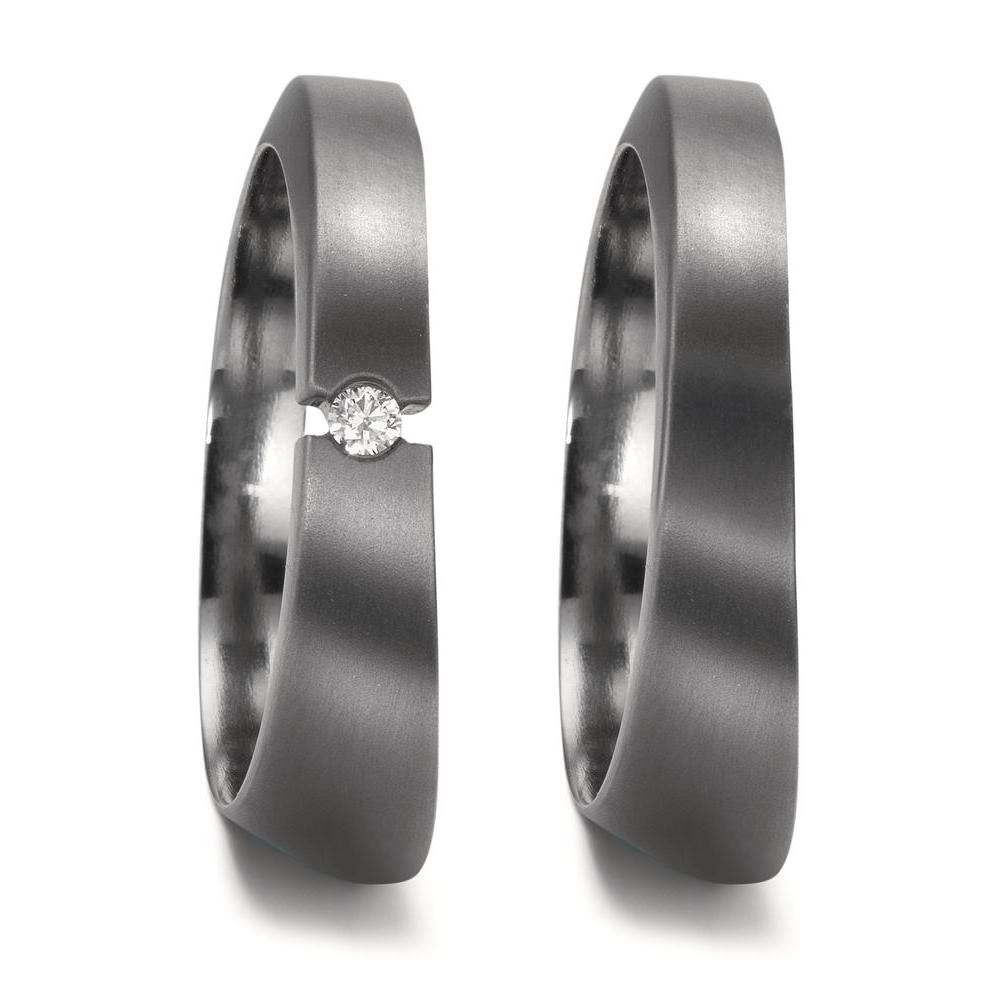 Partnerring Eleganter Damen-Partnerring aus hochwertigem Tantal mit mattem Finish. Im Zentrum funkelt ein strahlender Diamant, der das Design stilvoll ergänzt. Dieser Ring vereint moderne Schlichtheit mit edler Ausstrahlung – perfekt für besondere Momente und symbolische Verbindungen. 52728/001/003/X000