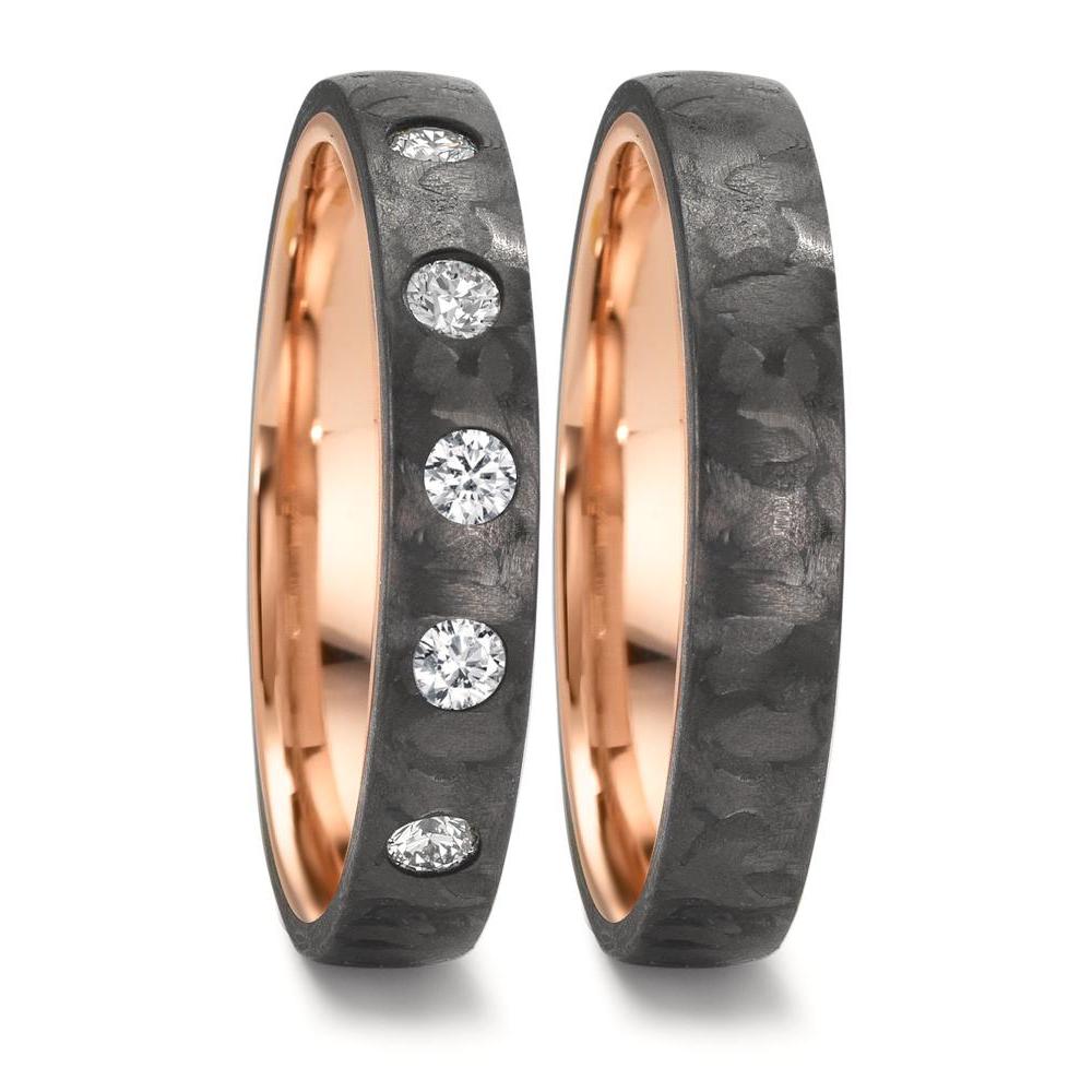 Partnerring Eleganter Damen-Partnerring aus hochwertigem Carbon mit warmem Rotgold-Innenring. Verziert mit fünf funkelnden Diamanten, die diesem Ring eine einzigartige und edle Note verleihen. Perfekt für besondere Momente und symbolische Verbindungen. Zeitlos und modern zugleich. 52727/001/025/N559