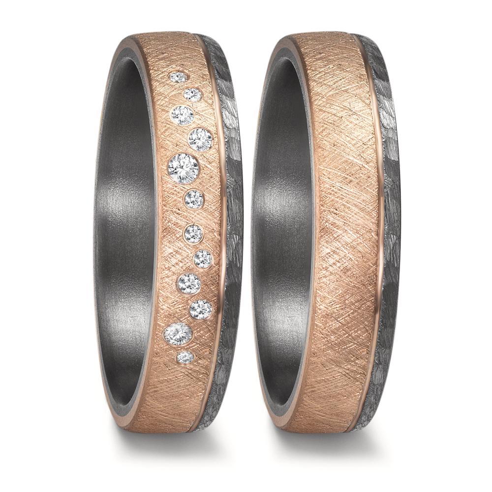 Partnerring Entdecke den Partnerring aus 999 Tantal und 585er 14k Roségold. Mit insgesamt 0,105 ct Diamanten setzt dieser Ring elegante Akzente. Die feinen 12 Steinchen sind von hoher Qualität (W/SI) und verleihen dem Schmuckstück einen besonderen Glanz. Ideal, um eure besondere Verbindung zu feiern. 