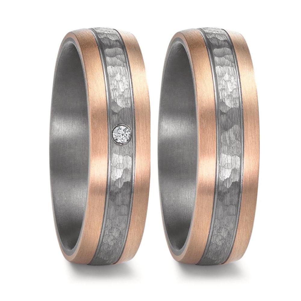 Partnerring Champagnergold in Kombination mit Tantal und ein funkelnder Diamant verleihen diesem Partnerring eine edle, moderne Note. Der zarte Roségoldton mit einem Hauch von hellem Beige – warm, natürlich und dezent – ist ideal für alle, die eine zurückhaltende Eleganz bevorzugen. Die charakteristische Oberfläche im Zusammenspiel von feiner Mattierung und Hammerschlag verleiht dem Ring eine moderne, zeitlos elegante Ausstrahlung.