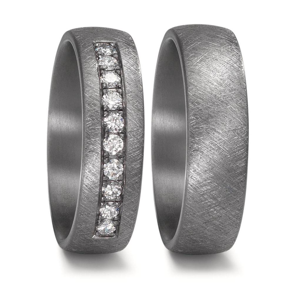 Partnerring Entdecke den Partnerring aus 999er Tantal, der mit 10 Diamanten (insgesamt 0,25 ct, TW VSI) besetzt ist. Dieser elegante Ring vereint zeitlose Ästhetik mit nachhaltiger Qualität, da die Diamanten lab-grown sind. Perfekt für besondere Anlässe oder als Symbol deiner Verbundenheit. Erhältlich in verschiedenen Größen. 