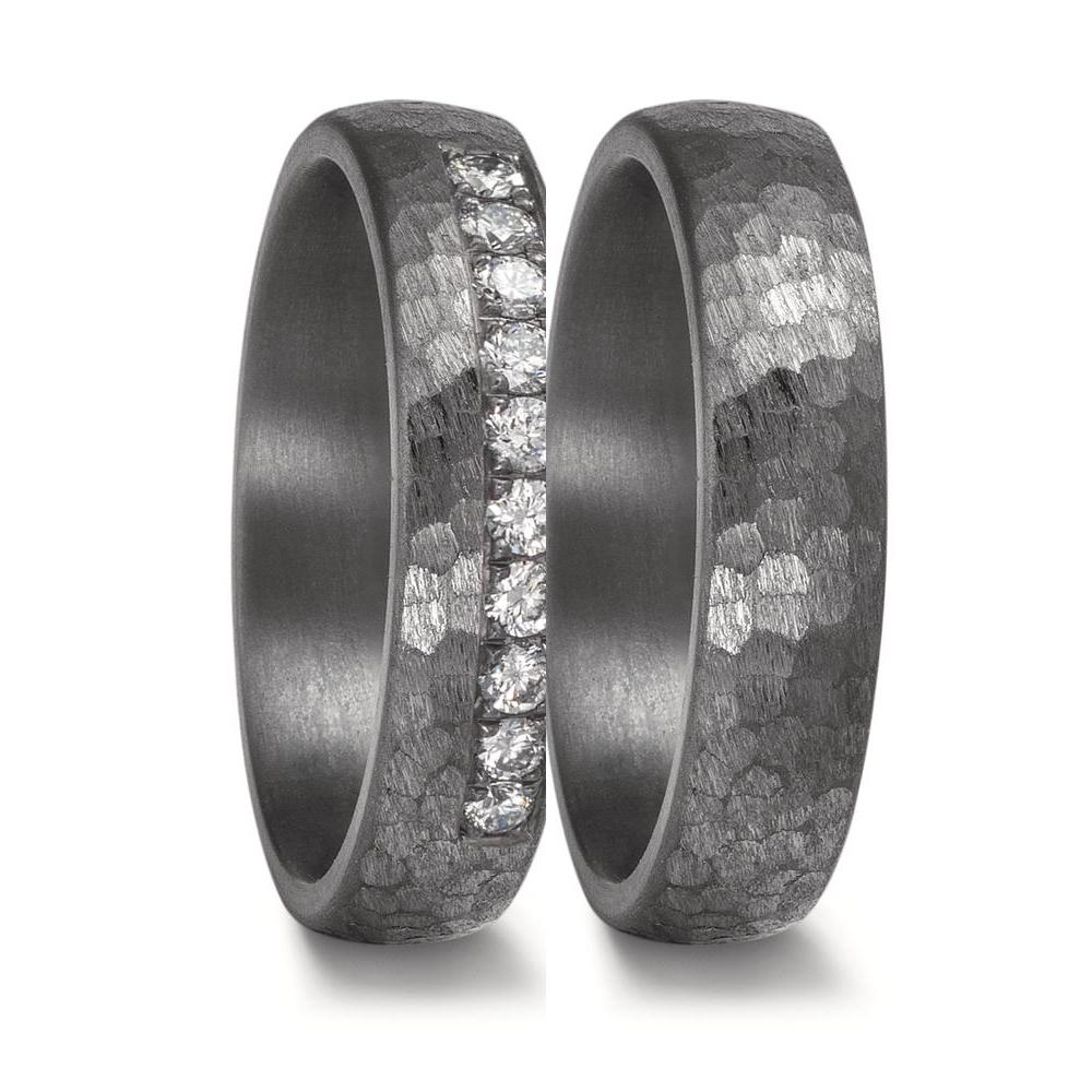 Partnerring Entdecke den Partnerring aus 999 Tantal, der durch seine einzigartige Materialkombination überzeugt. Der Ring ist mit 10 Diamanten (0,25 ct, TW, VSI) besetzt und bietet einen modernen, zeitlosen Look. Ideal für besondere Anlässe oder als Zeichen der Verbundenheit. Der Ring ist langlebig und hautfreundlich, perfekt für den täglichen Gebrauch. 