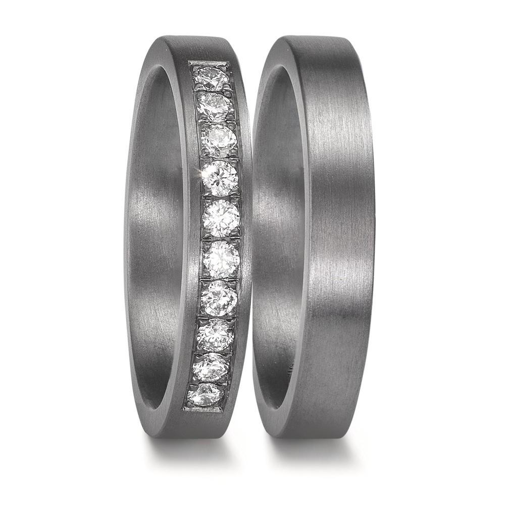 Partnerring Der Partnerring aus 999 Tantal besticht durch sein modernes Design und die hochwertigen, lab-grown Diamanten mit insgesamt 0,25 ct. In das schlichte Modell sind zehn Steine in TW/VSI-Qualität eingearbeitet, die dem Ring zusätzlichen Glanz verleihen. Der Ring ist robust und langlebig, ideal für den täglichen Gebrauch. 